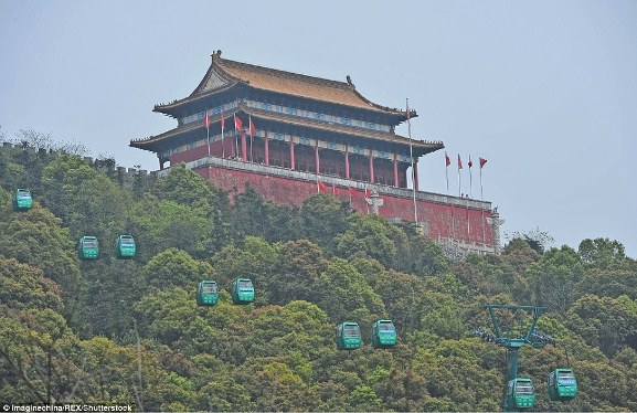 Choáng ngợp ngôi làng Trung Quốc dân sống trong tháp 72 tầng, đi lại bằng trực thăng ảnh 9